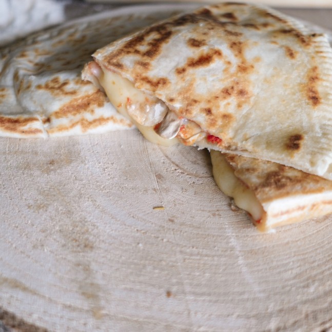 Cassone Mozzarella Funghi e Pomodoro (2pz.)